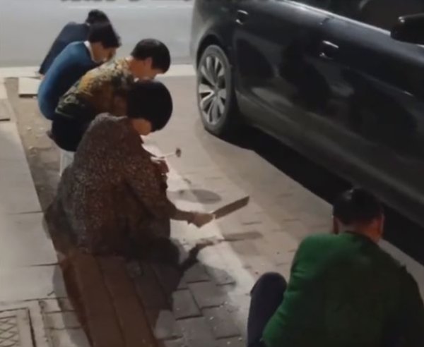 牛市末期风险 该给铲掉路边停车线的大妈们上上法制课了