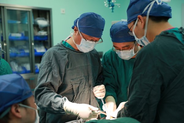 武汉大学人民医院巧除直径半米巨瘤