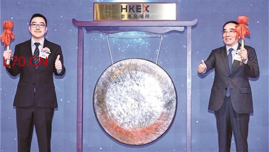 埃斯顿董事长吴波（右）与总裁吴侃（左）在公司股票香港上市仪式上。 受访公司/供图