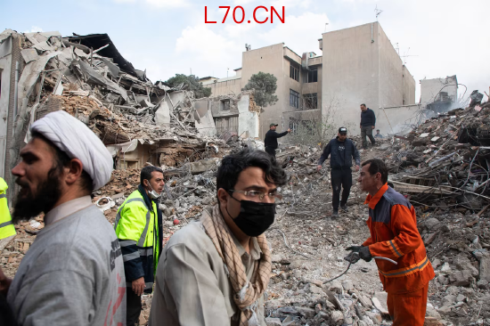 周二，伊朗德黑兰，紧急救援人员在一处遭空袭的居民楼现场作业，毗邻的犹太教堂也在袭击中被毁。