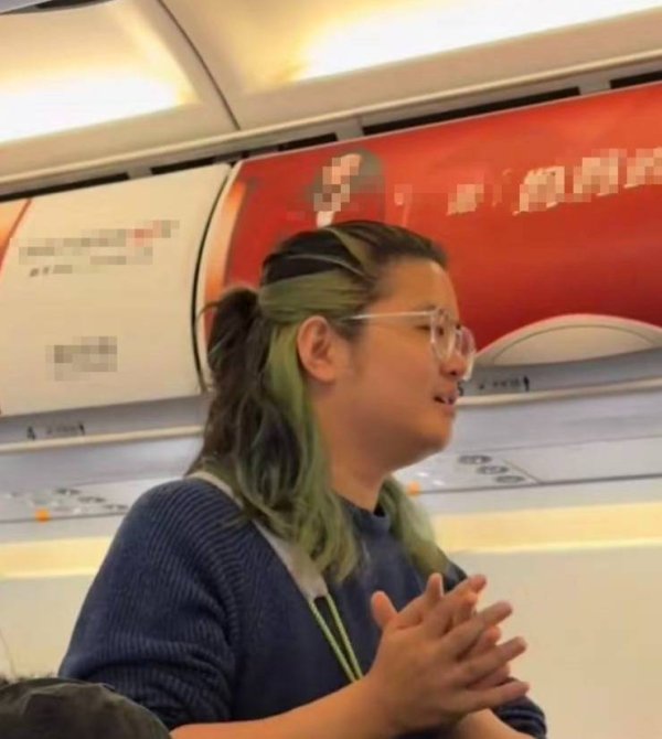担心1岁多女儿首次乘机哭闹，杭州一宝爸提前送礼致歉，“大家很理解也很友善”