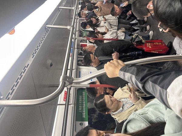武汉强降雨，这是今天的地铁早高峰