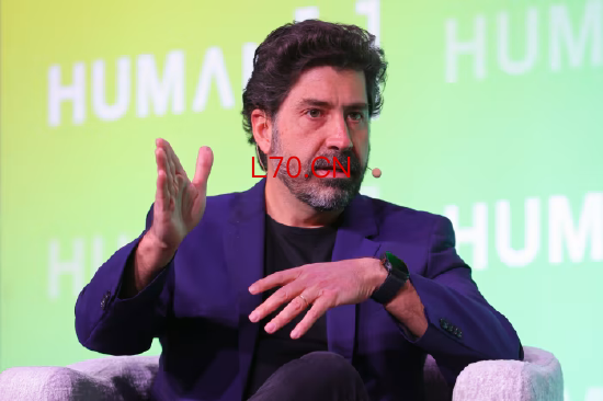 2026 年旧金山 HumanX 大会舞台上，百威英博全球首席营销官马塞尔・马孔德斯发表演讲。
