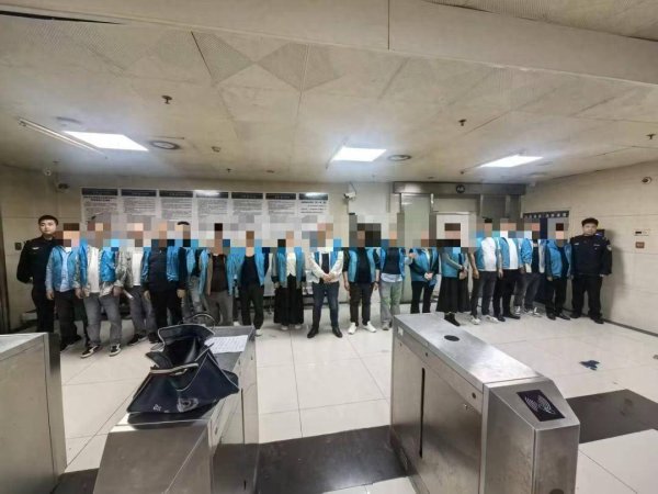 民房内聚众赌窝，每把输赢上万！湖南邵东12人当场被抓，查获赌资20余万
