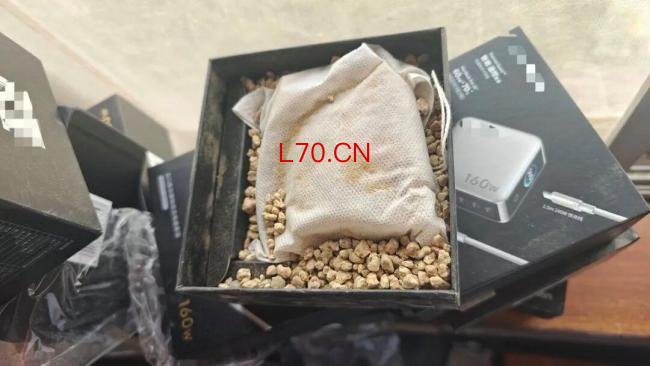 男子网购充电器调包退货 18个充电器变沙子