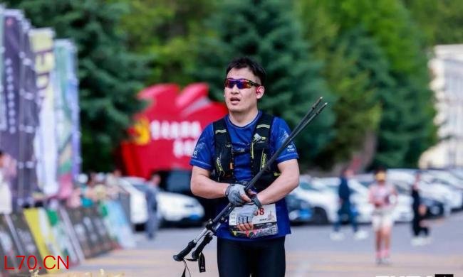 辽宁关门山越野跑“野人哥”爆火 旧衣大哥成焦点