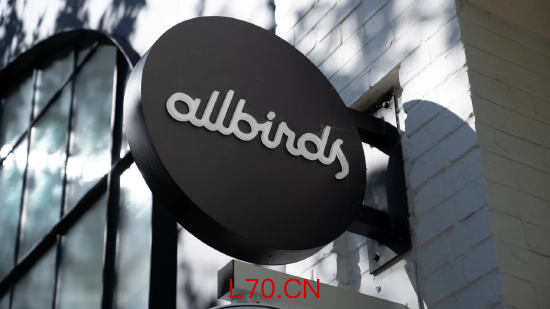 2025 年 8 月 25 日，加利福尼亚州沃尔纳特克里克市，鞋类品牌 Allbirds 门店外立面招牌。