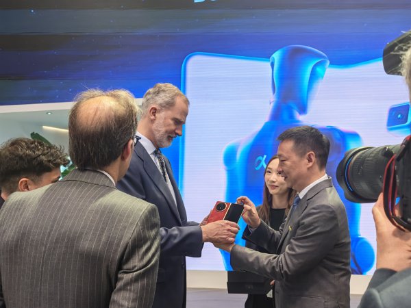 存储暴涨下的“逆行者”: 荣耀Magic V6为何敢保价保量?