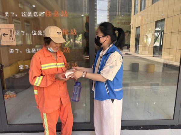 济阳街道龙行社区开展“致敬劳动者·网格送温情”志愿服务活动